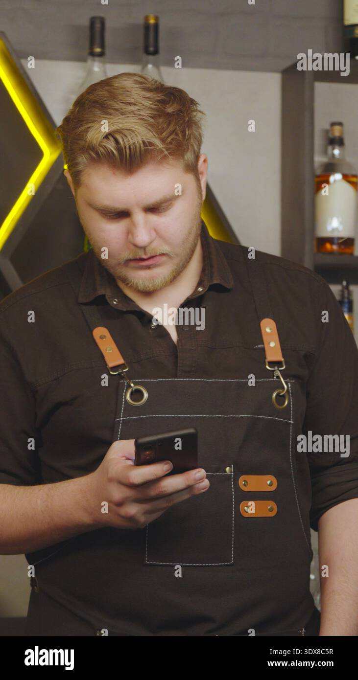 Barista che utilizza un computer tablet al bancone del bar Foto Stock