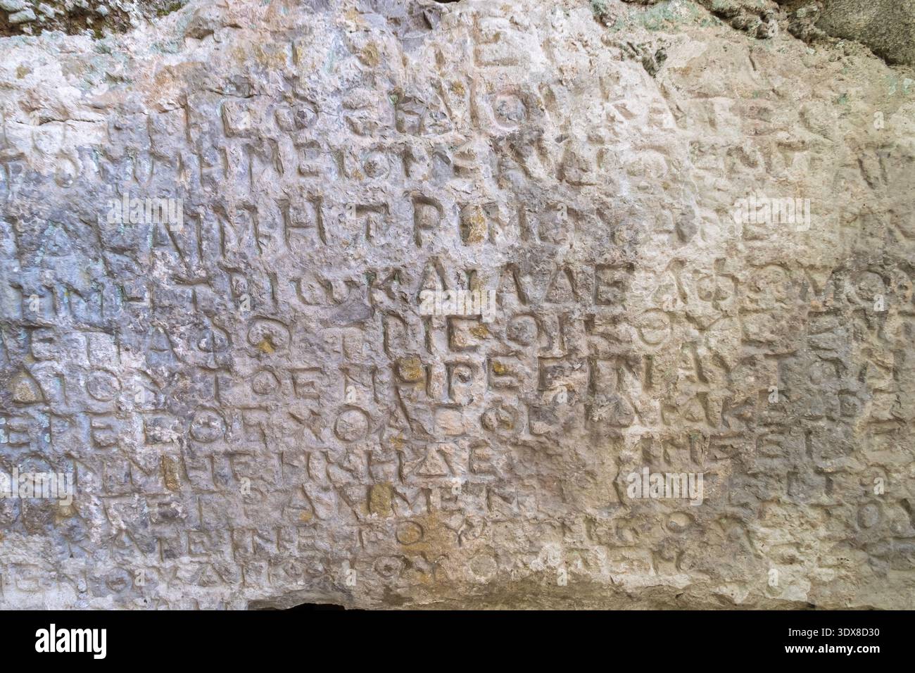 Testo greco antico scolpito sul muro di pietra all'aperto Foto Stock