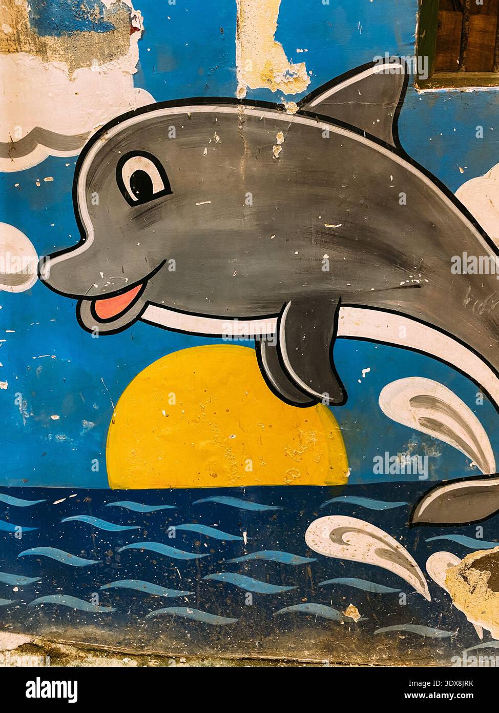 Street wall painting di un delfino cartoni animati che salta in mare Foto Stock