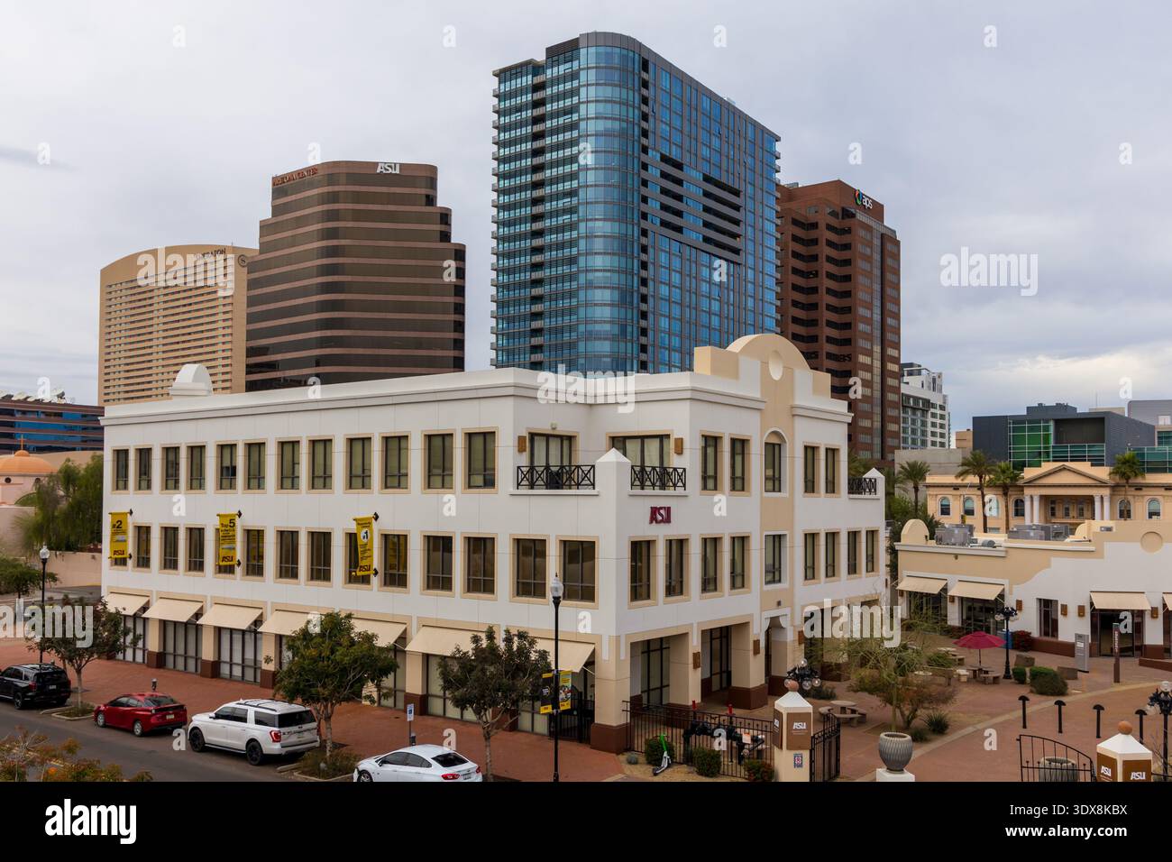 Skyline del centro di Phoenix, vista dall'Heritage and Science Park di Phoenix, Arizona, il mix di moderno e alto edificio e architetto storico Foto Stock