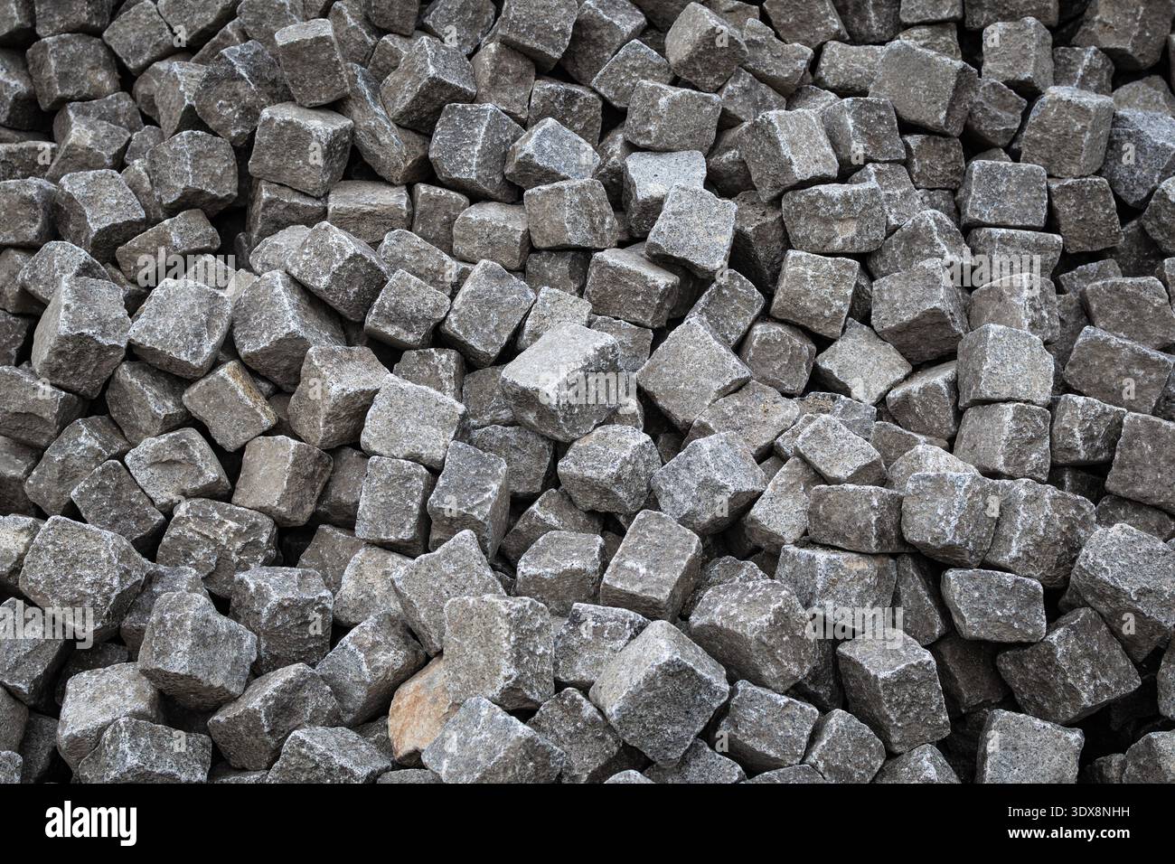 Sfondo con blocchi di ciottoli di granito. Mucchio di pietre di pavimentazione quadrate a Nessebar, Burgas, Bulgaria Foto Stock