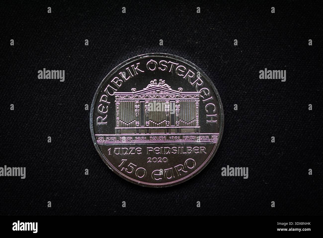 Moneta d'argento austriaca da 1 oncia 1,5 Euro Vienna Philharmonic 2020.Un argento puro Foto Stock