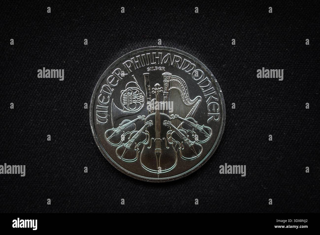 Moneta d'argento austriaca da 1 oncia 1,5 Euro Vienna Philharmonic 2020.Un argento puro Foto Stock