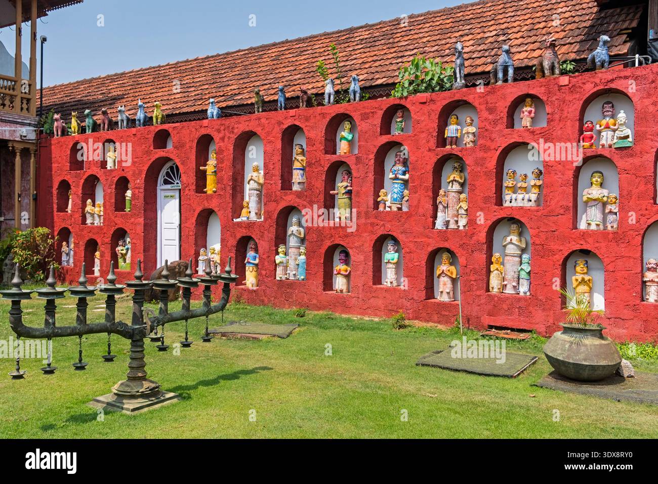Statue murali Ginger House Museum Hotel Mattancherry Kochi Cochin Kerala India Foto Stock