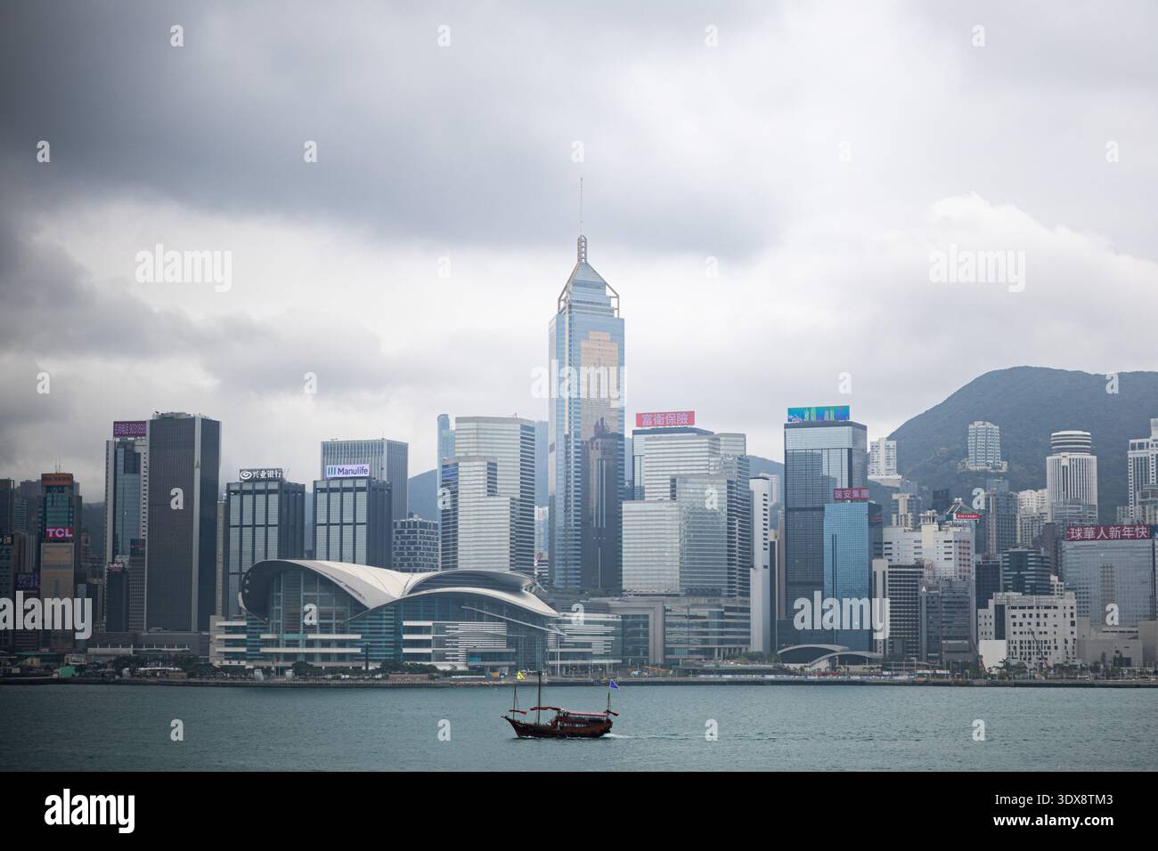 Hong Kong, Hong Kong, Cina. 2 marzo 2026. Una vista di Wan Chai, che presenta il Centro esposizioni di Hong Kong e la torreggiante Central Plaza, attraverso Victoria Harbour a Hong Kong il 2 marzo 2026. (Credit Image: © James modo/ZUMA Press Wire) SOLO PER USO EDITORIALE! Non per USO commerciale! Foto Stock