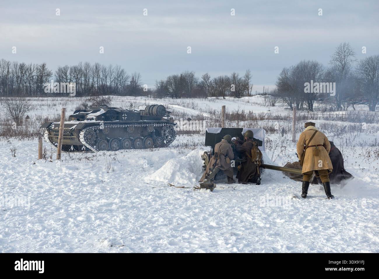 SAN PIETROBURGO, RUSSIA - 5 FEBBRAIO 2023: Soldati sovietici sparano a un carro armato tedesco. Ricostruzione della "Battaglia di Stalingrado" Foto Stock