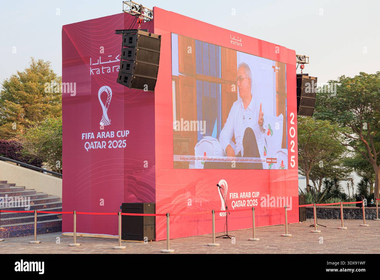1 dicembre 2025, Doha, Qatar: Grande schermo all'aperto che mostra una trasmissione, pubblicizzando la Coppa Araba FIFA a Katara, per un incontro pubblico Foto Stock