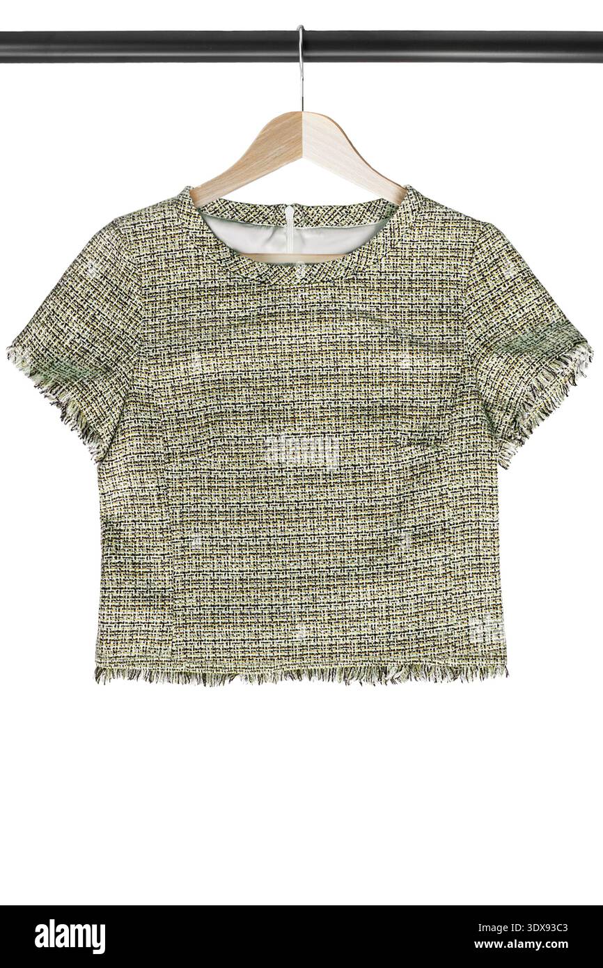 Elegante top in tweed appeso su appendiabiti isolato sul bianco Foto Stock