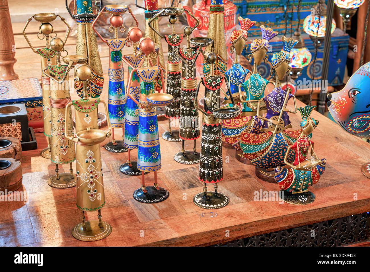 2 dicembre 2025, Bahrain, Manama: Statuette decorative in metallo realizzate a mano, che mostrano il vivace design e la cultura tradizionali Foto Stock