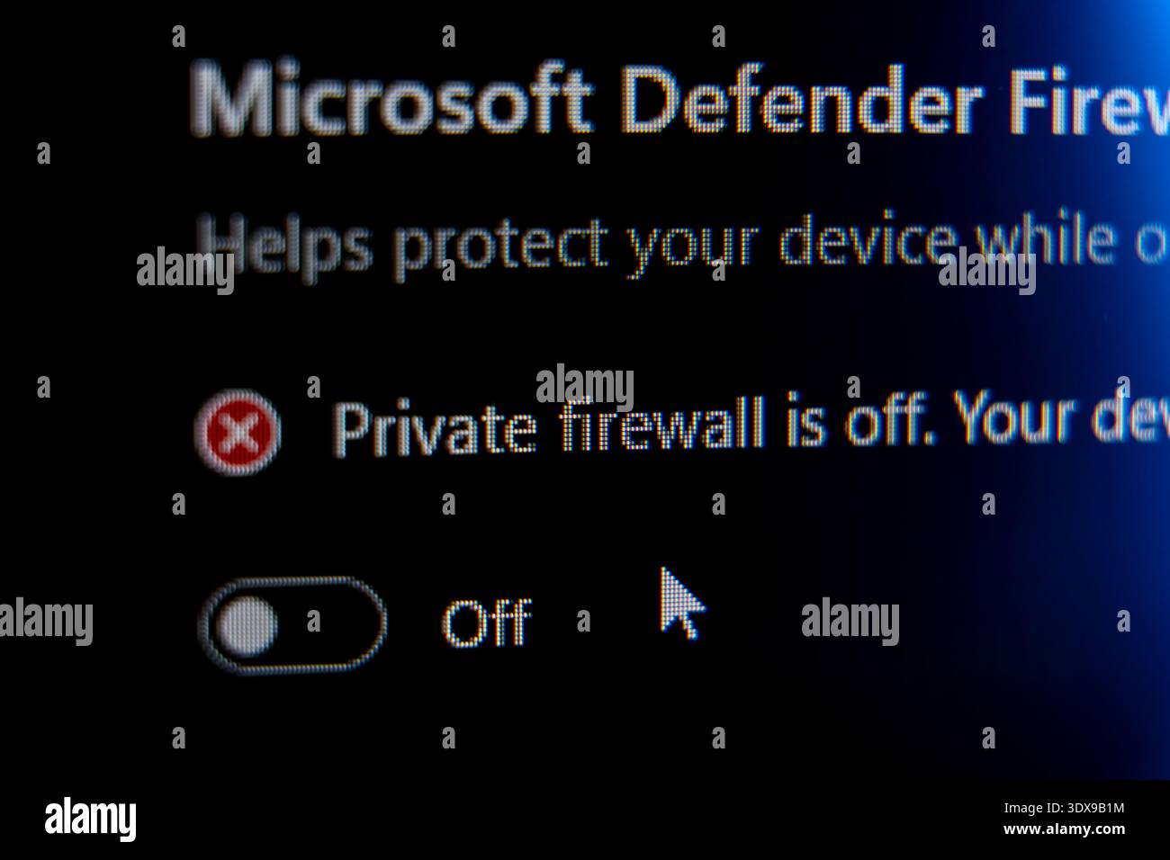 Primo piano di una schermata digitale che mostra un avviso di firewall privato disattivato con un'icona X rossa e un interruttore a levetta, che rappresenta una vulnerabilità della sicurezza informatica A. Foto Stock