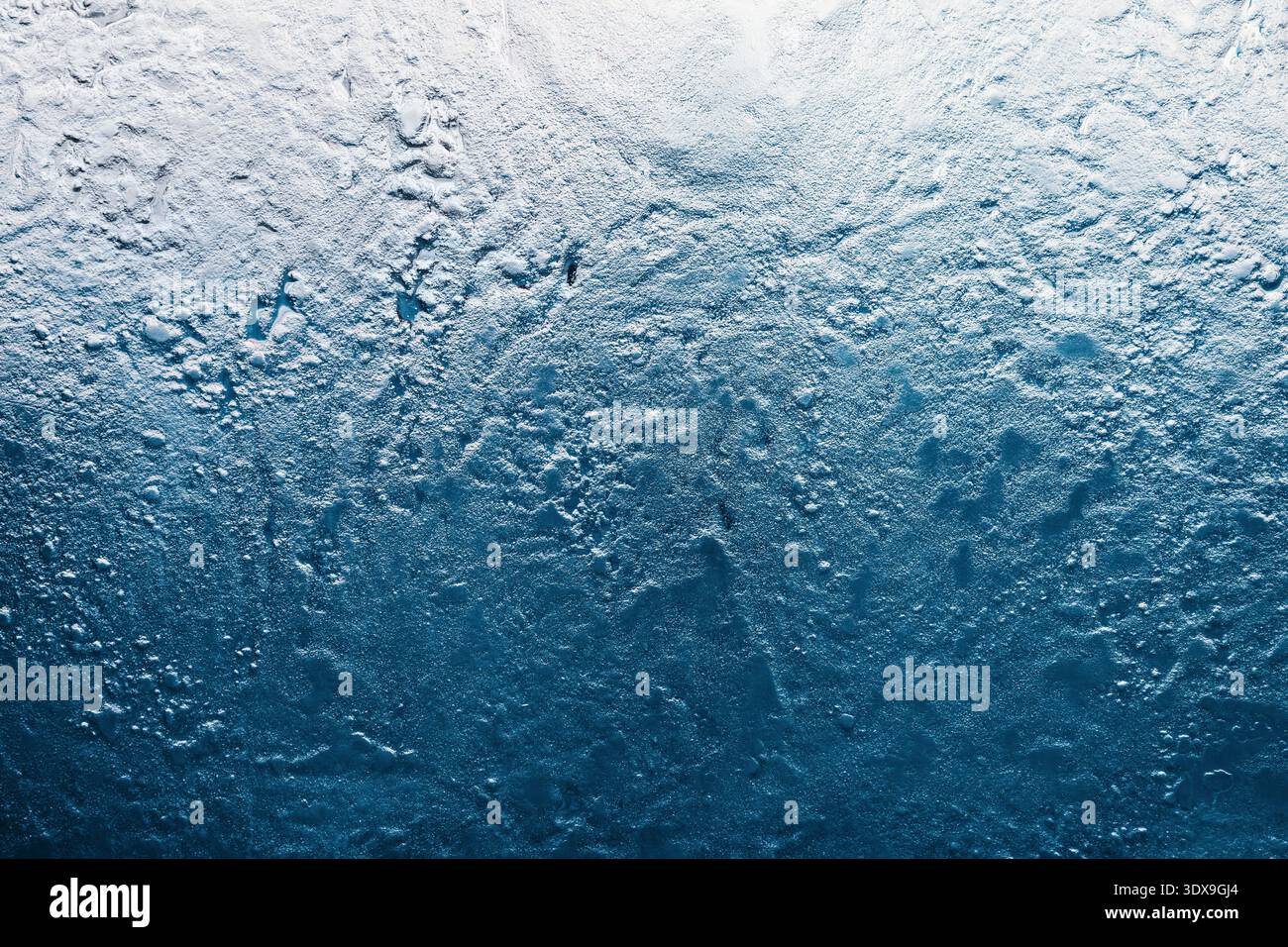 La texture del ghiaccio ghiacciato crea uno sfondo invernale fresco e astratto. Superficie granulare ruvida che mostra temperature fredde e liquido congelato Foto Stock