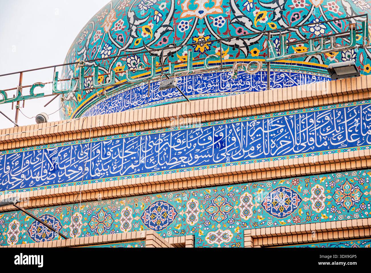 2 dicembre 2025, Bahrain, Manama: Cupola della moschea islamica decorata con piastrelle colorate e calligrafia araba sulla sua superficie Foto Stock