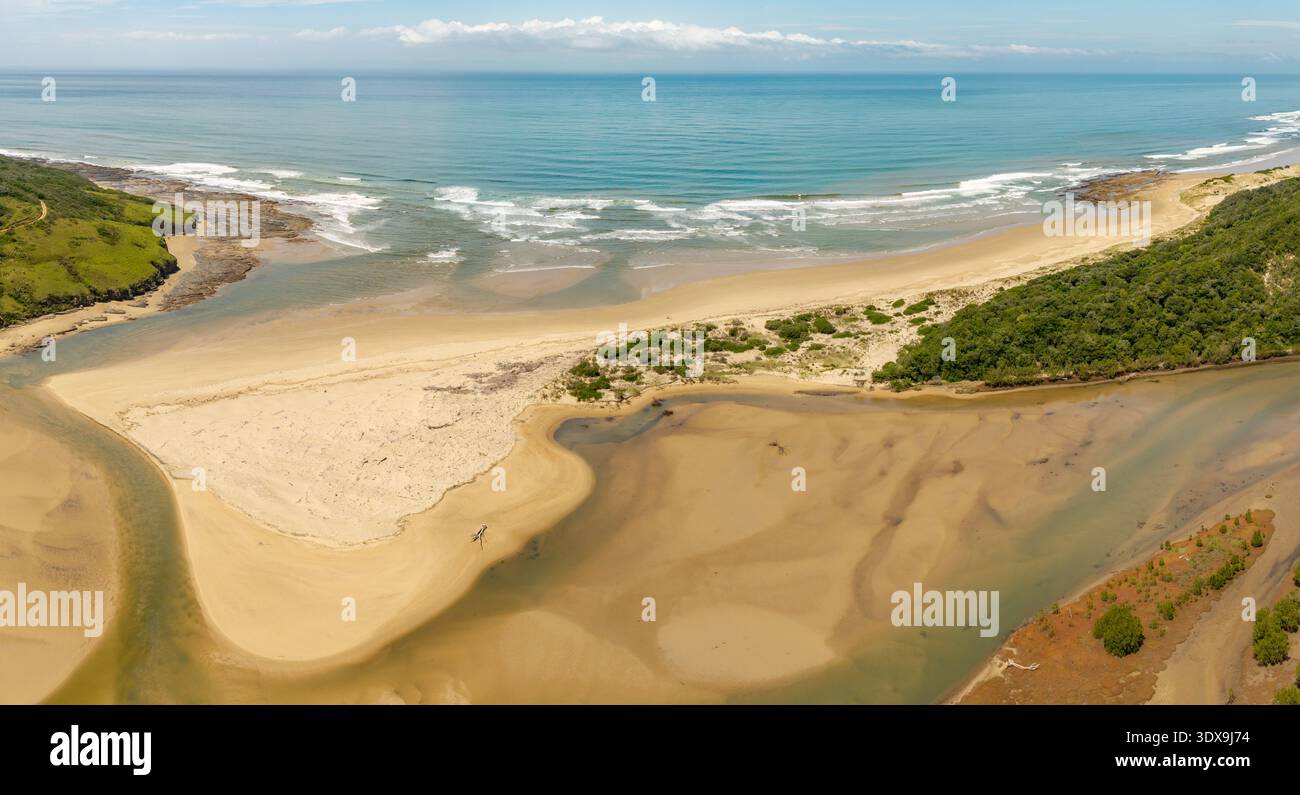 Vista aerea della foce del fiume che incontra il vasto oceano, dove le sabbie dorate contrastano con le acque blu profonde, Plaatjie, Capo Orientale, Sud Africa. Foto Stock