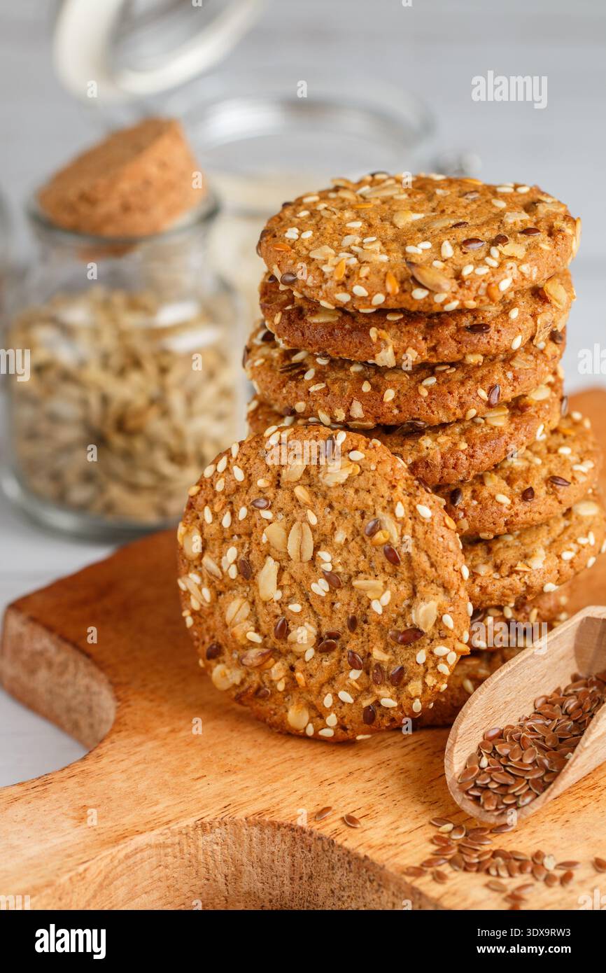 Biscotti di farina d'avena vegani appena sfornati con cereali - semi di lino, sesamo e girasole. Spuntino utile. Colazione tradizionale. Il concetto di guarigione Foto Stock