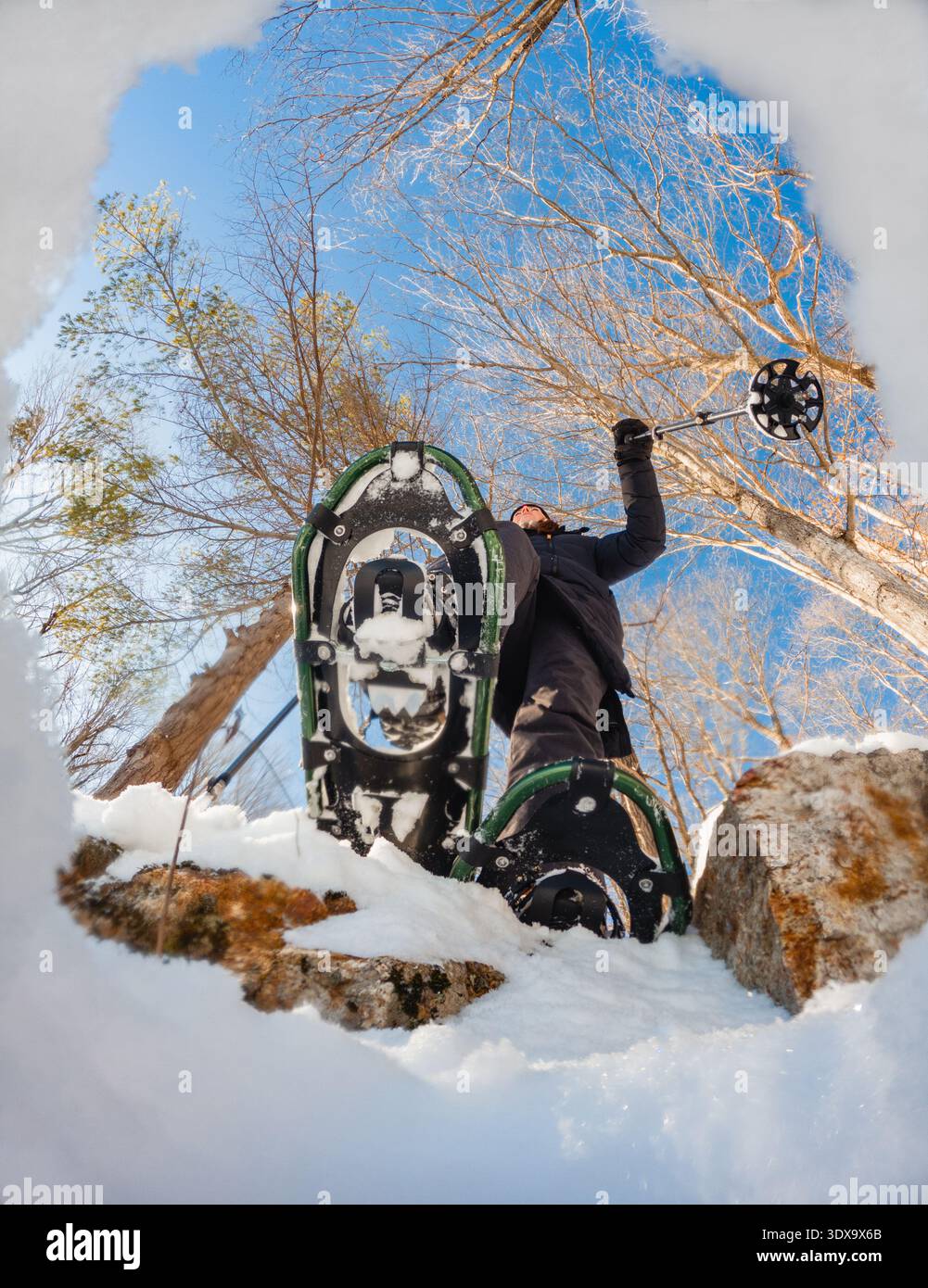 Ciaspolate da persona in un giorno d'inverno soleggiato scattate dal basso. Foto Stock