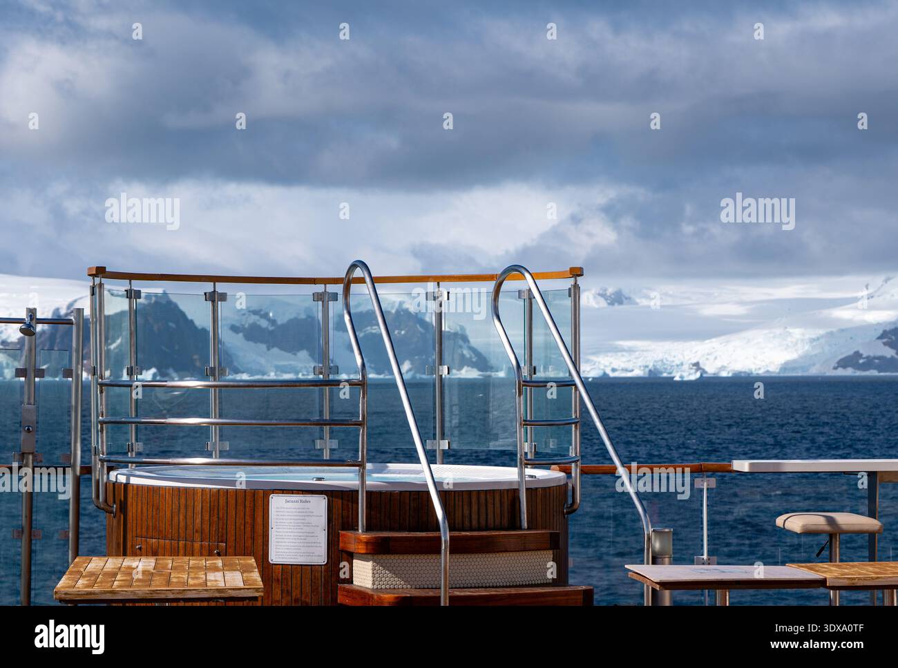 Vasca idromassaggio Jacuzzi o idromassaggio sul ponte della nave da crociera, Antartide Foto Stock