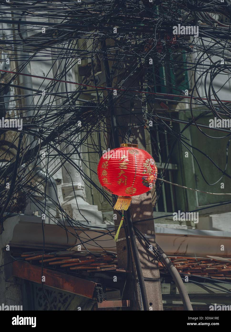 Una lanterna cinese sullo sfondo di cavi elettrici a Bangkok Foto Stock