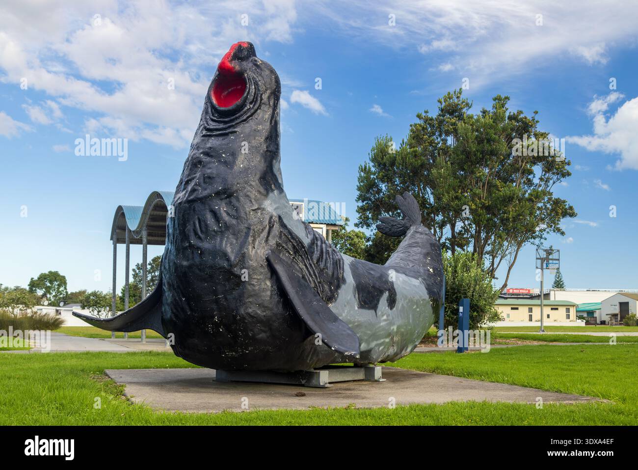 Whangamata, nuova Zelanda. Una scultura di "Humphrey", un elefante marino che visitò la zona negli anni '1980 Foto Stock