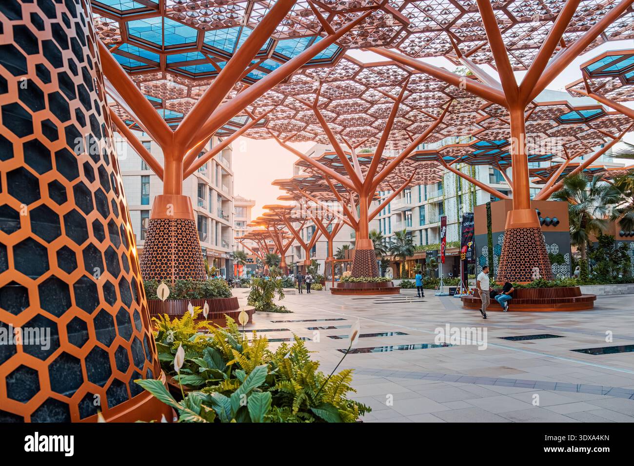 30 novembre 2025, Doha, Qatar: Crystal Walk Gewan Island Street, caratterizzata da strutture ombreggiate e edifici residenziali Foto Stock