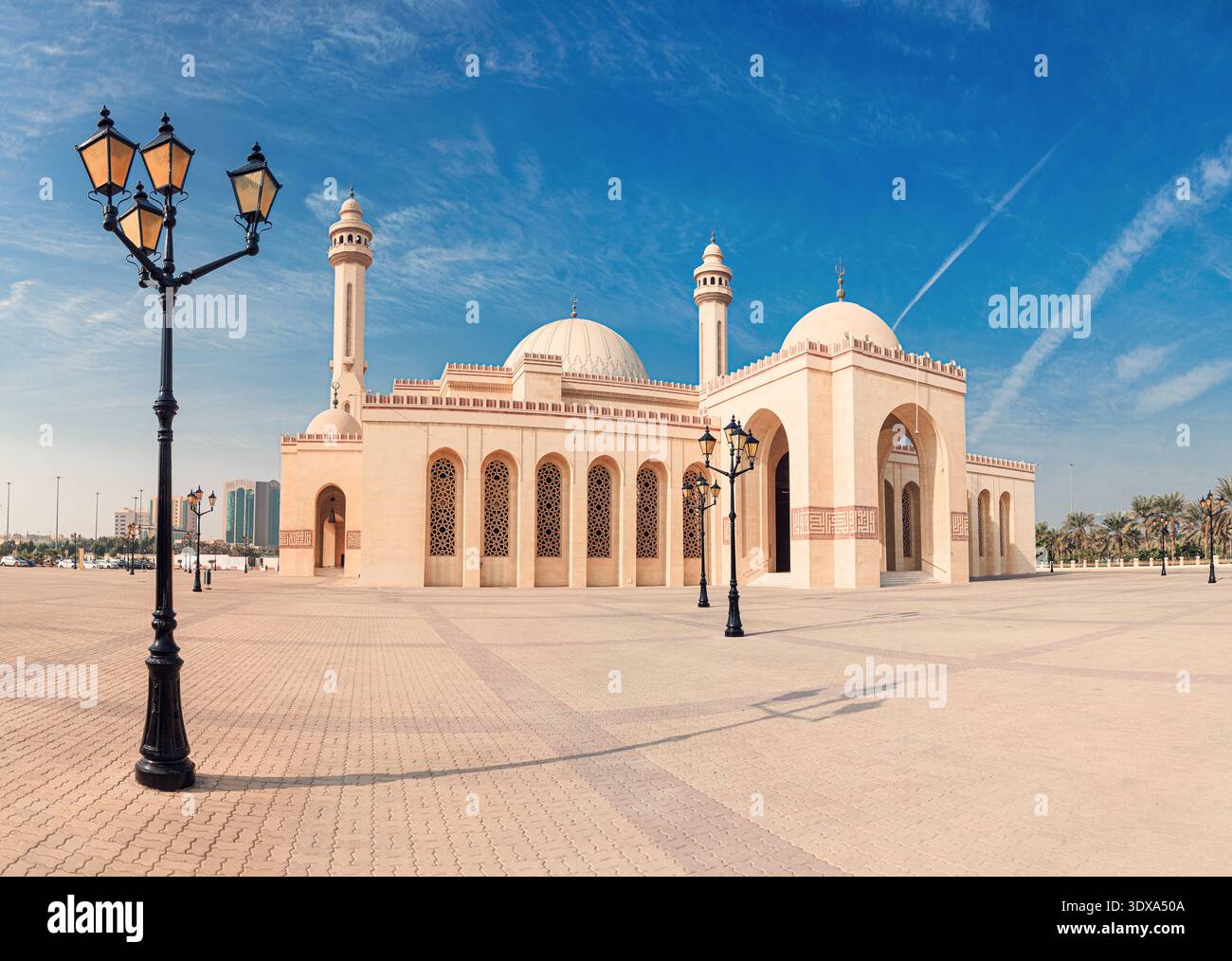 Grande Moschea al Fateh che domina la piazza pubblica aperta con design islamico Foto Stock
