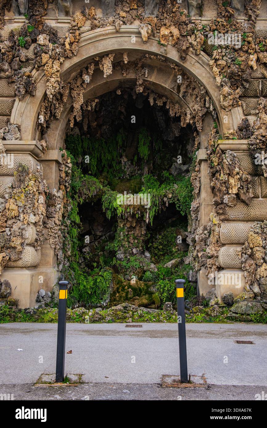 FIRENZE, ITALIA - 01 FEBBRAIO 2026: Intricate pietre in stile stalattita e lussureggiante vegetazione all'interno di una grotta storica nel Giardino di Boboli. Questo mediu Foto Stock