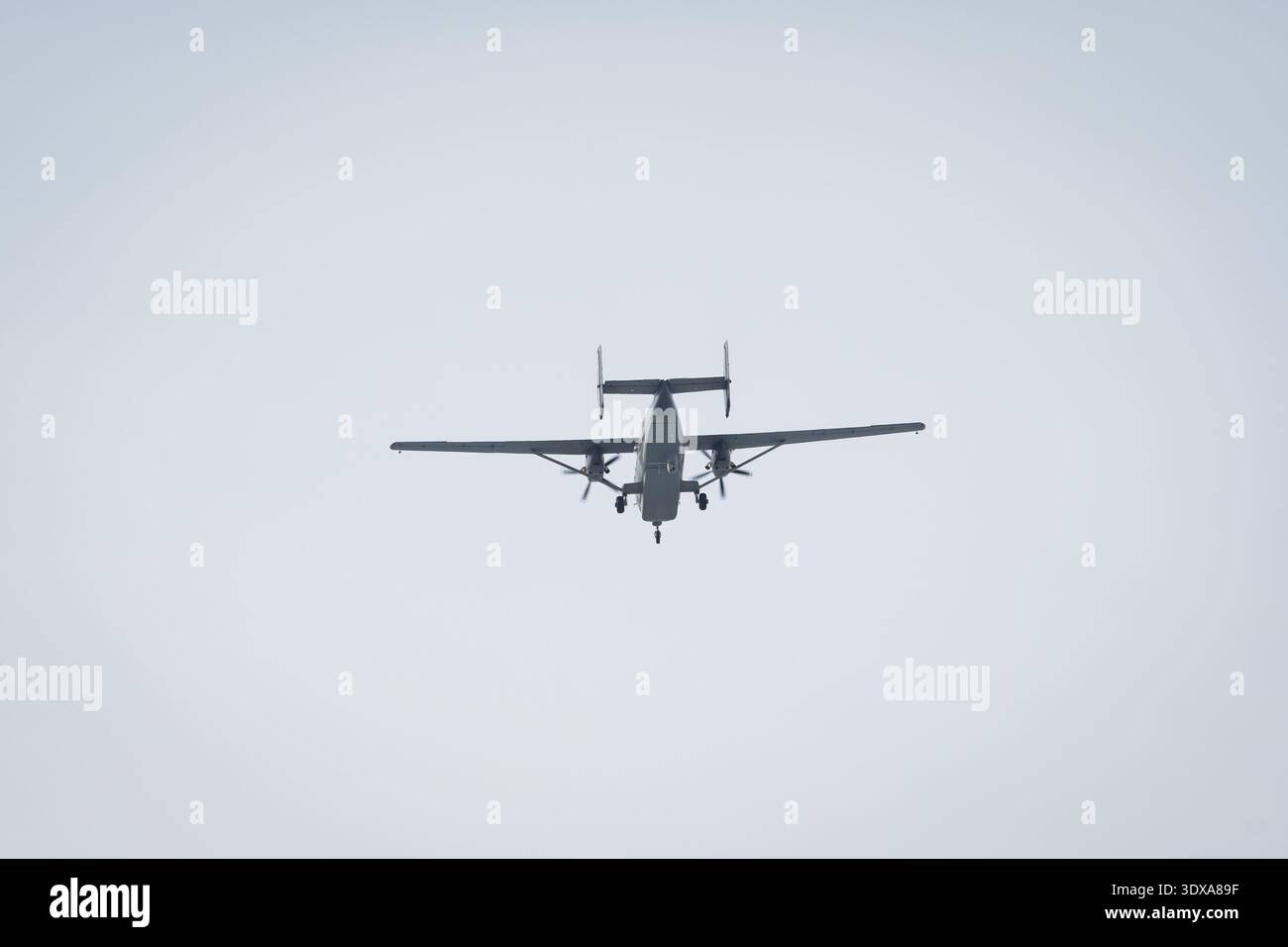 Aeroplano da ricognizione militare turboelica che vola nel cielo coperto con carrello di atterraggio giù durante una missione di sorveglianza di routine o un volo tattico. Foto Stock