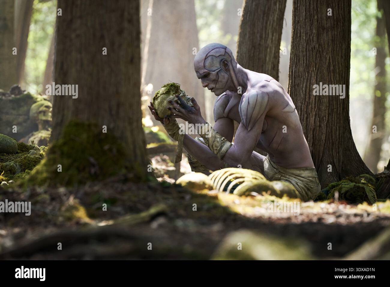 JACOB ELORDI in FRANKENSTEIN (2025), diretto da GUILLERMO DEL TORO. Crediti: Double dare You / Demilo Films / Bluegrass Films / album Foto Stock