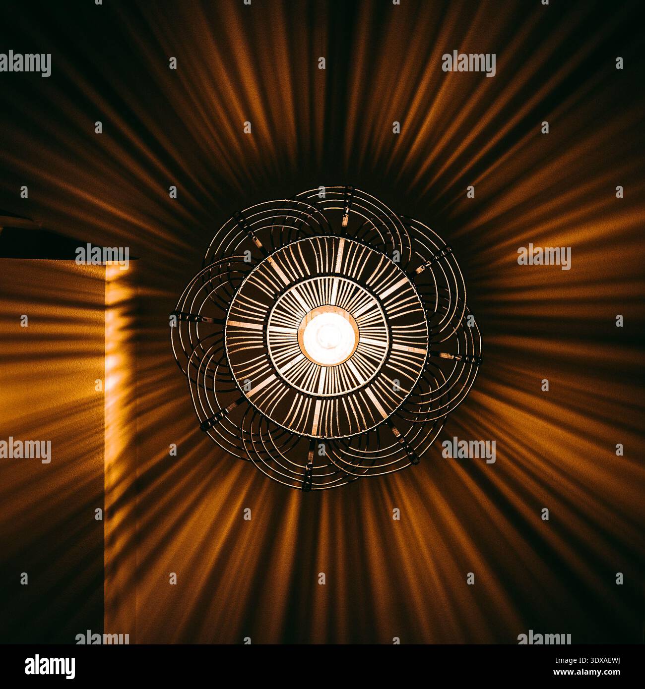 Lampada decorativa che crea una luce radiale e un motivo d'ombra Foto Stock
