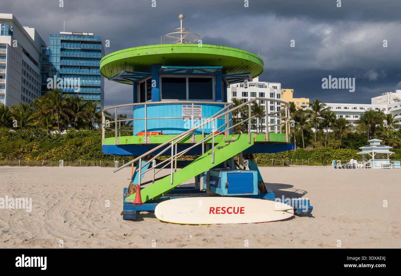Miami Beach Broadwalk, nuvole di tempesta che si radunano sopra il rifugio Beach Lifeguard, Florida, Stati Uniti Foto Stock
