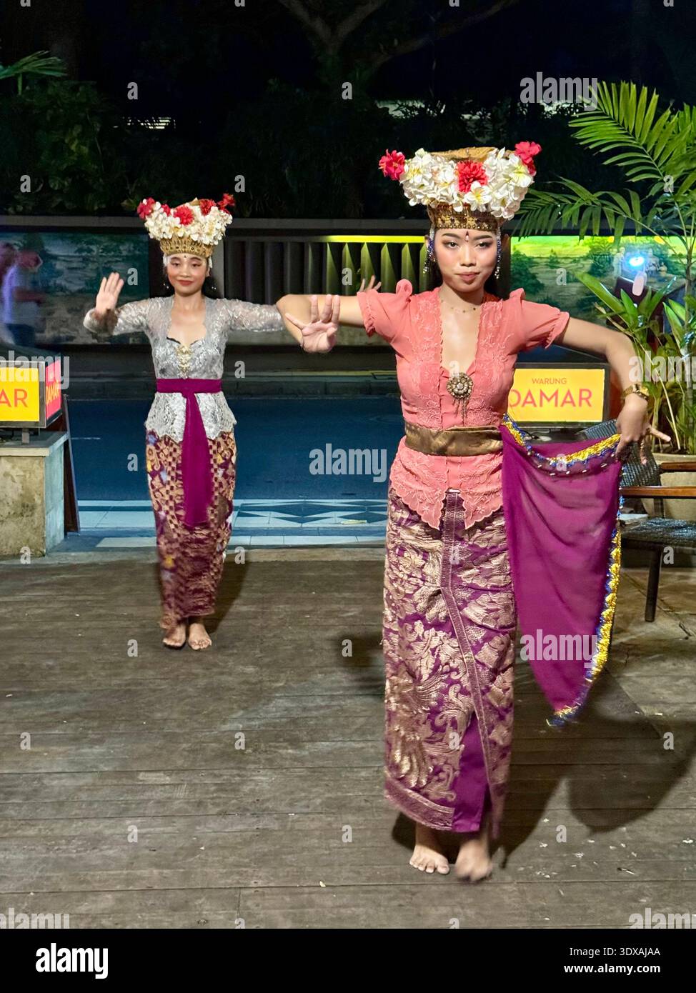Due donne che si esibiscono in danza tradizionale balinese all'Anvaya Beach Resort Bali - Immagine stock catturata con smartphone