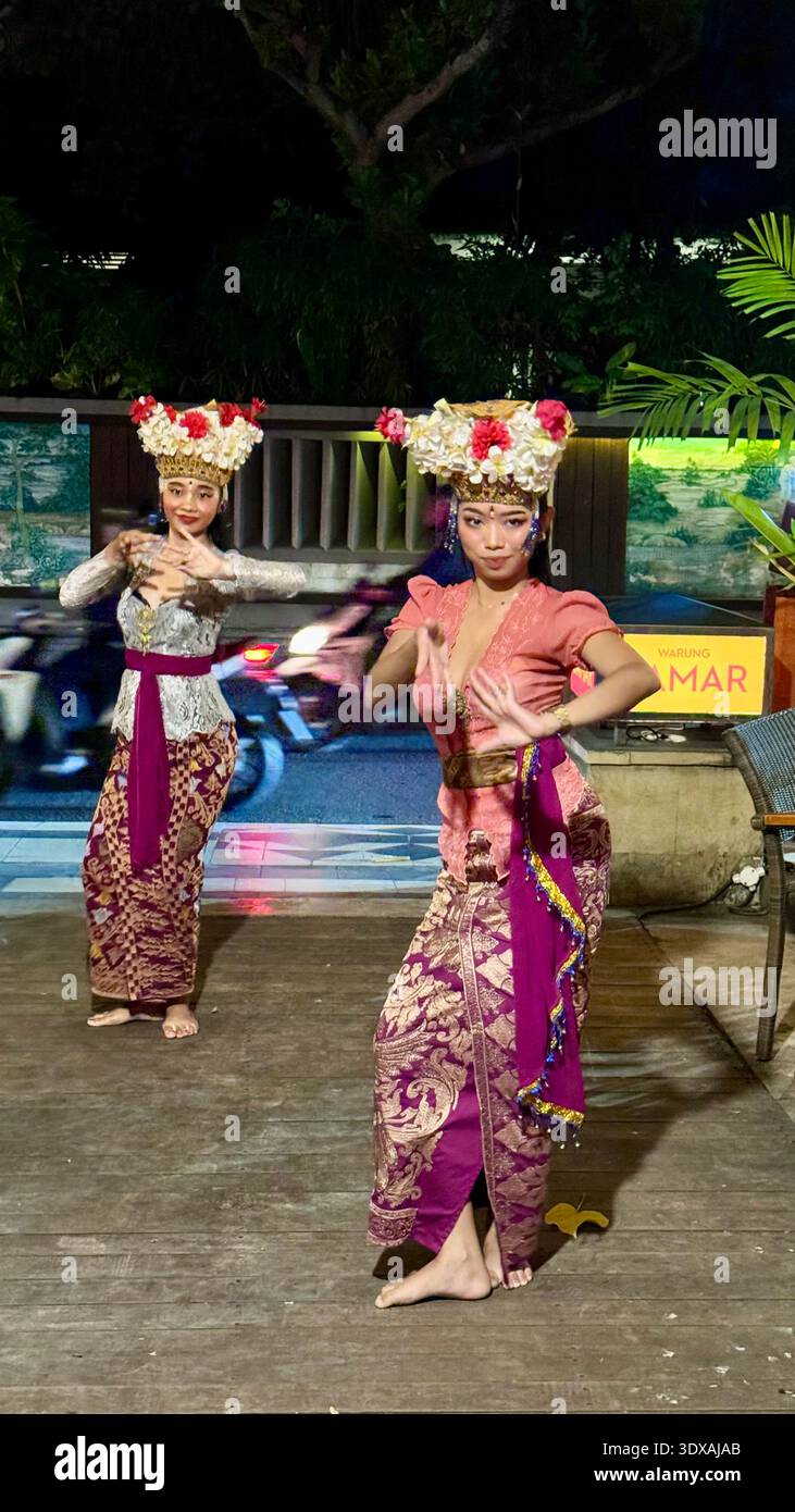 Due donne che si esibiscono in danza tradizionale balinese all'Anvaya Beach Resort Bali - Immagine stock catturata con smartphone