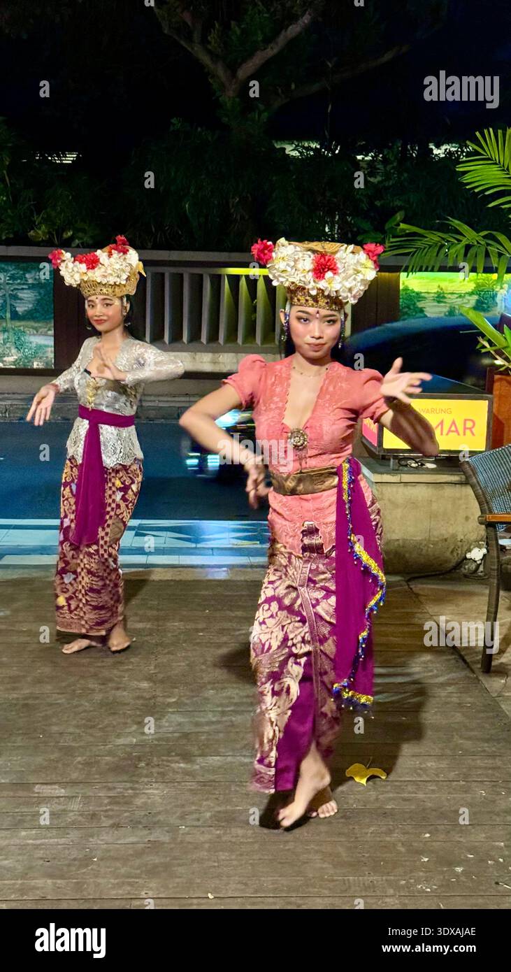 Due donne che si esibiscono in danza tradizionale balinese all'Anvaya Beach Resort Bali - Immagine stock catturata con smartphone
