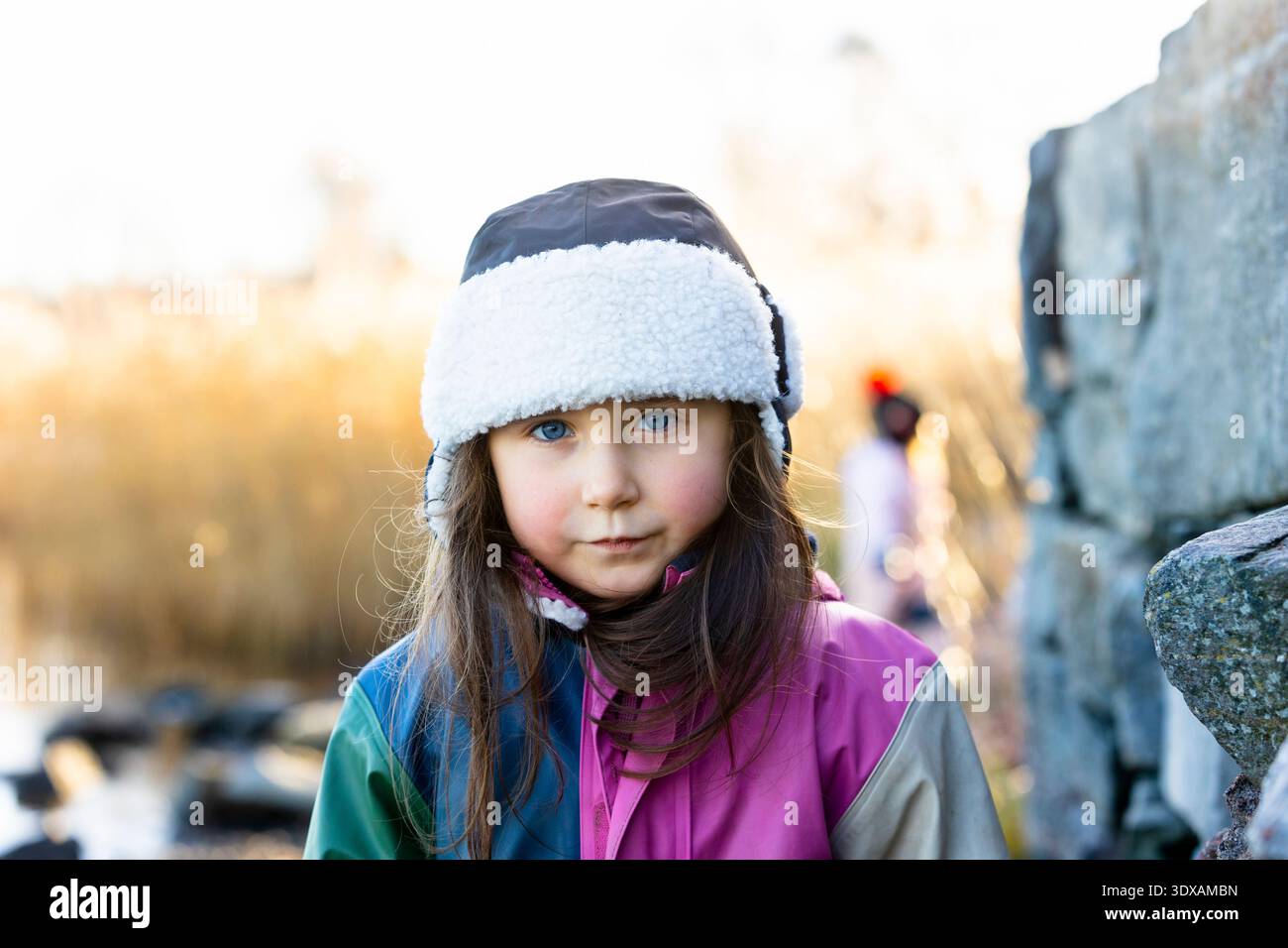 Ritratto di una ragazza innocente che indossa un cappello in maglia Foto Stock