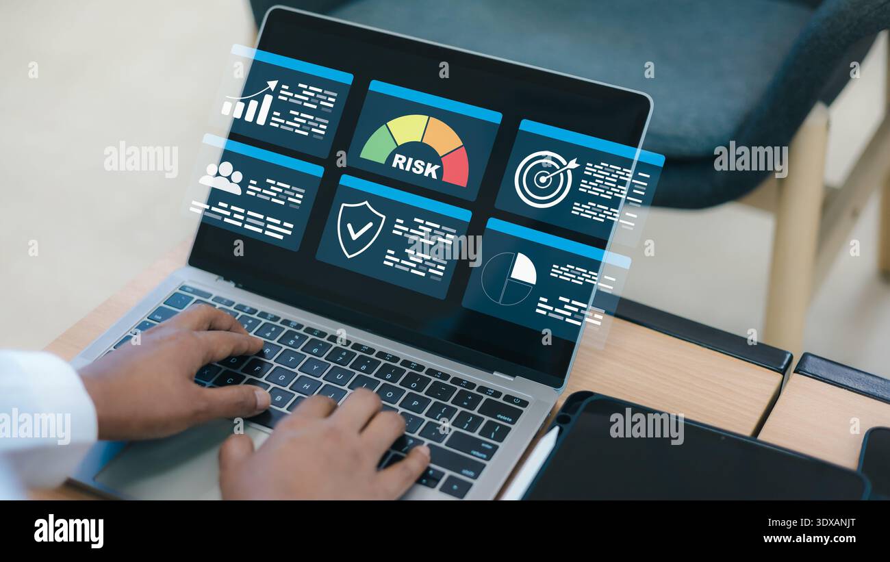 Primo piano di un uomo d'affari, digitazione manuale su una tastiera di un computer portatile con dashboard di valutazione dei rischi olografici virtuali e icone di analisi dei dati su sc Foto Stock