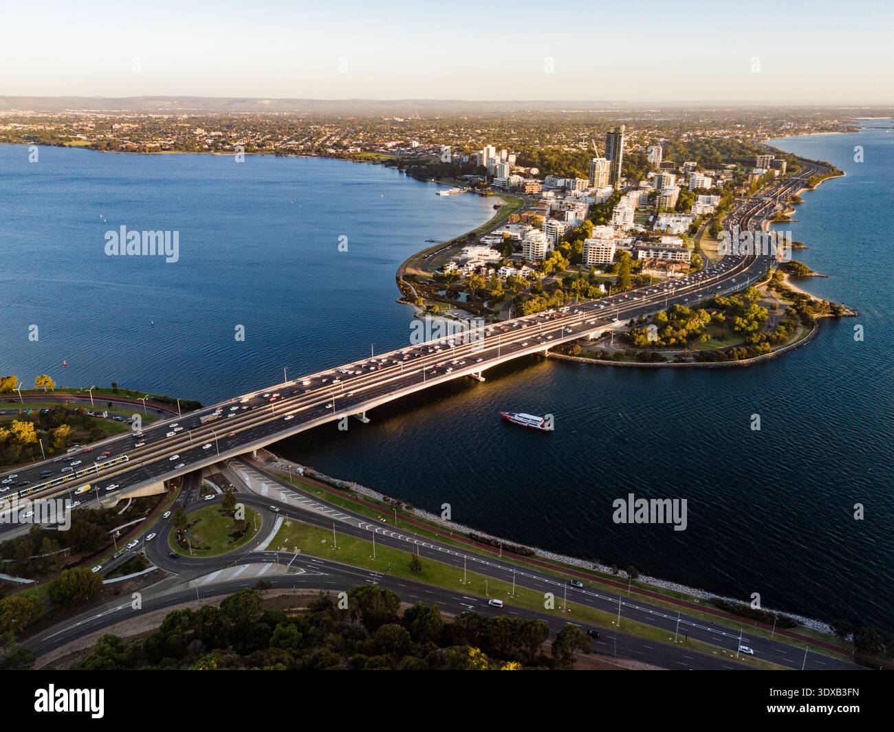 Vista aerea del Narrows Bridge che si estende sul fiume Swan, collegando la terraferma a South Perth City, Kings Park, Australia Occidentale, Australia. Foto Stock