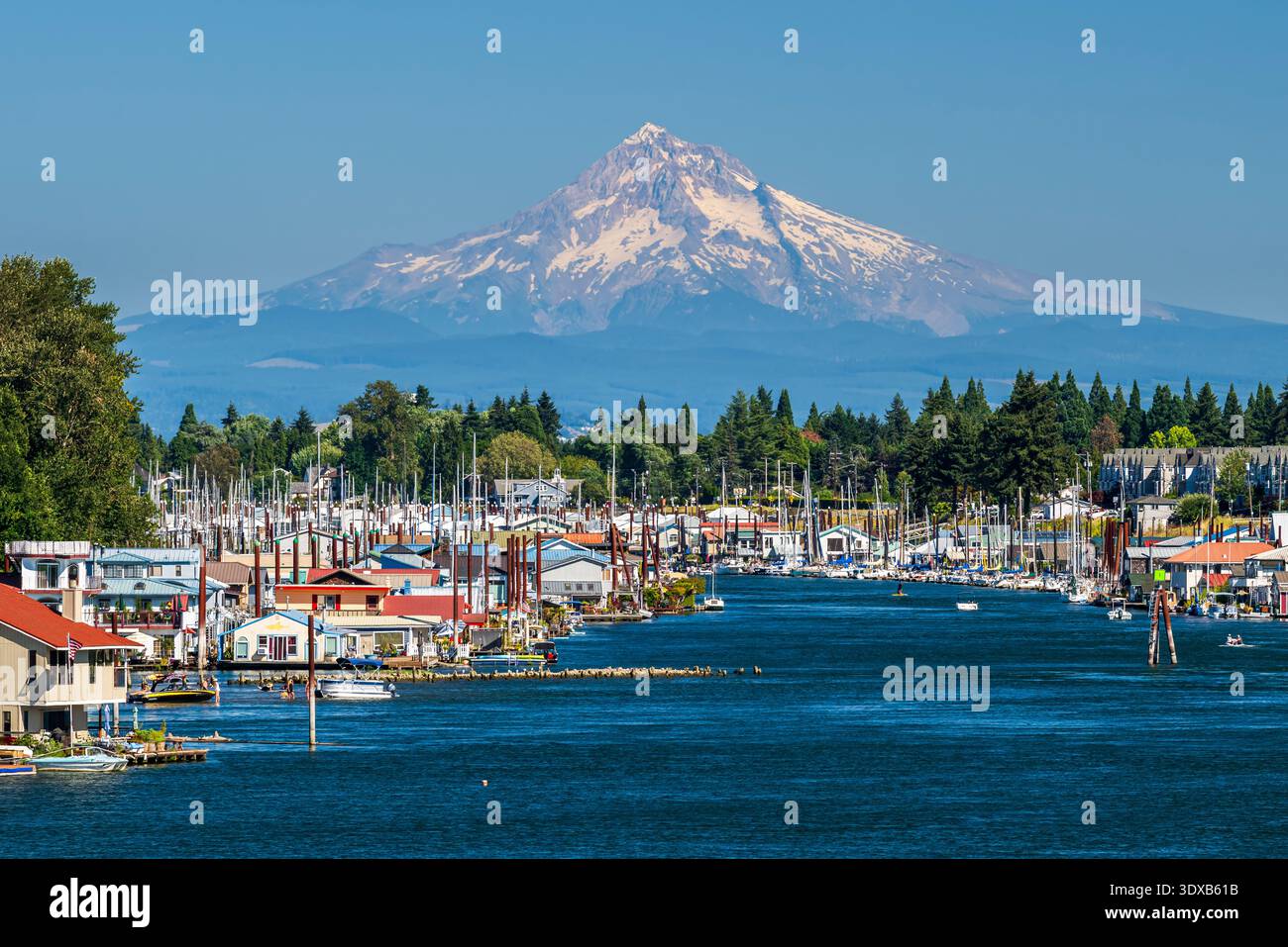Columbia River con Monte Hood sullo sfondo, Portland, Oregon, Stati Uniti Foto Stock