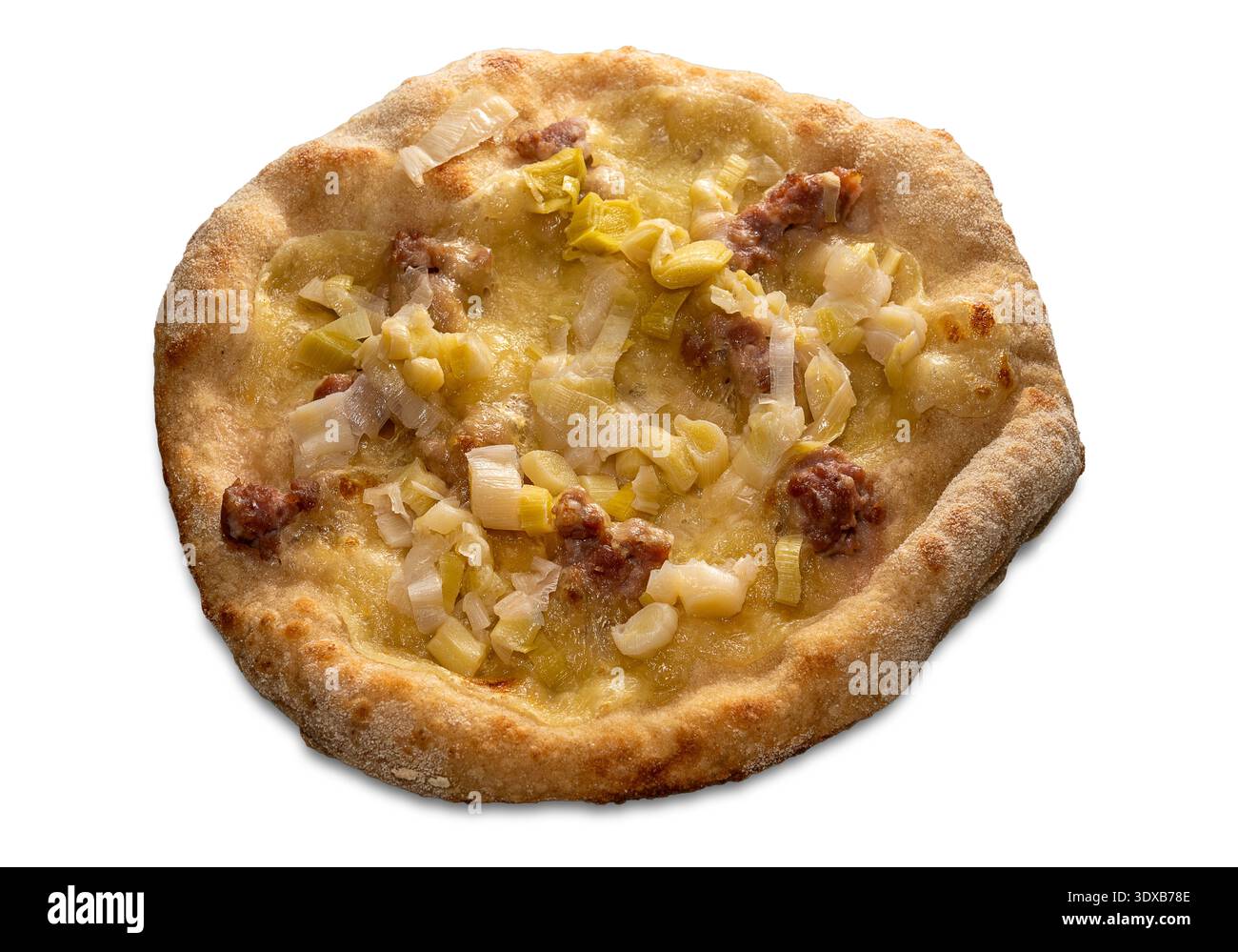 Pizza con salsiccia, porri e formaggio isolata sul bianco con percorso di ritaglio Foto Stock