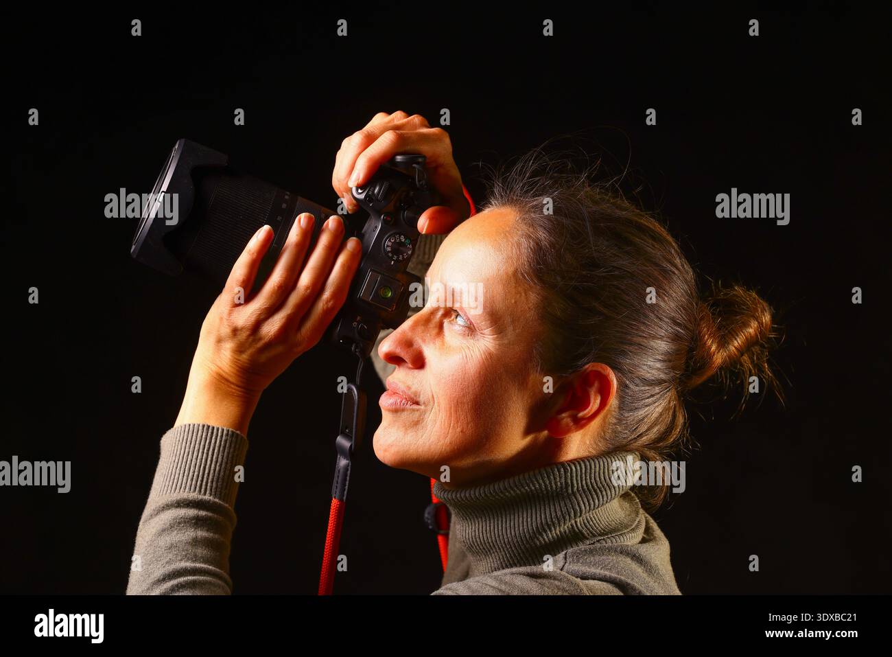 Momento di stile di vita di un fotografo che cattura una scena, mettendo in risalto la creatività, lo stile personale e la cultura visiva moderna che circonda l'immagine di tutti i giorni Foto Stock