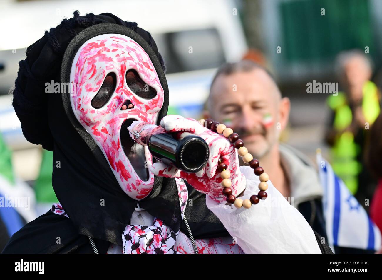 Berlino, Germania. 2 marzo 2026. Un partecipante a una manifestazione contro il regime iraniano del mullah, vestito da mullah con una faccia sanguinosa, si trova vicino all'ambasciata israeliana. Crediti: Sebastian Christoph Gollnow/dpa/Alamy Live News Foto Stock