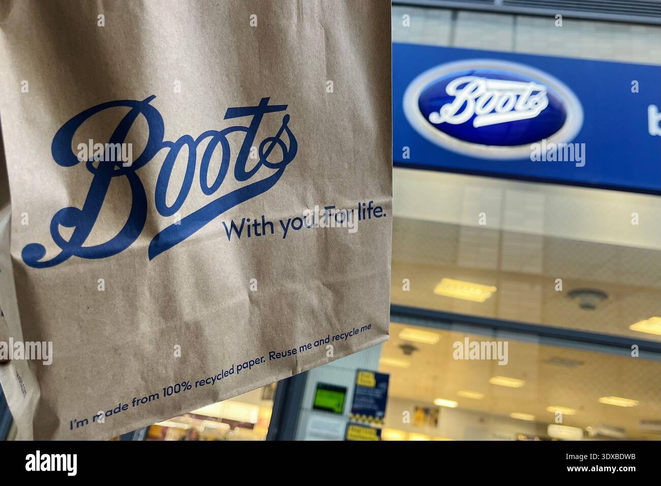 Borsa della spesa Boots Paper all'esterno di un negozio di stivali a Cardiff, Galles, Regno Unito. 25 novembre 2025. - Immagine stock catturata con smartphone