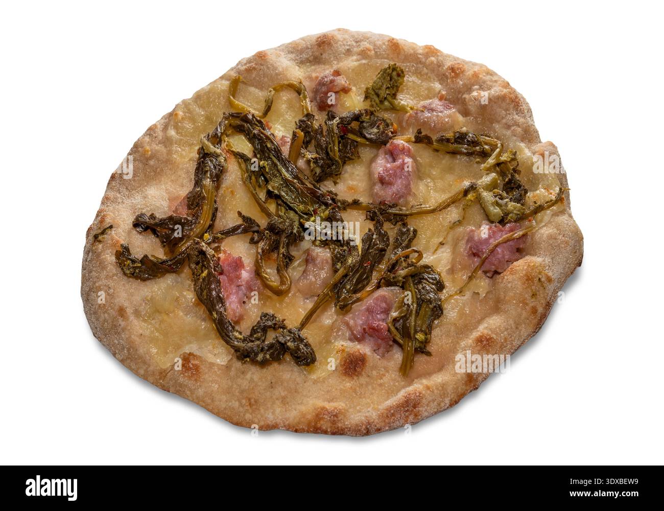 Pizza con Friarielli e salsiccia isolata sul bianco con percorso di ritaglio incluso, ricetta tipica di Napoli Foto Stock