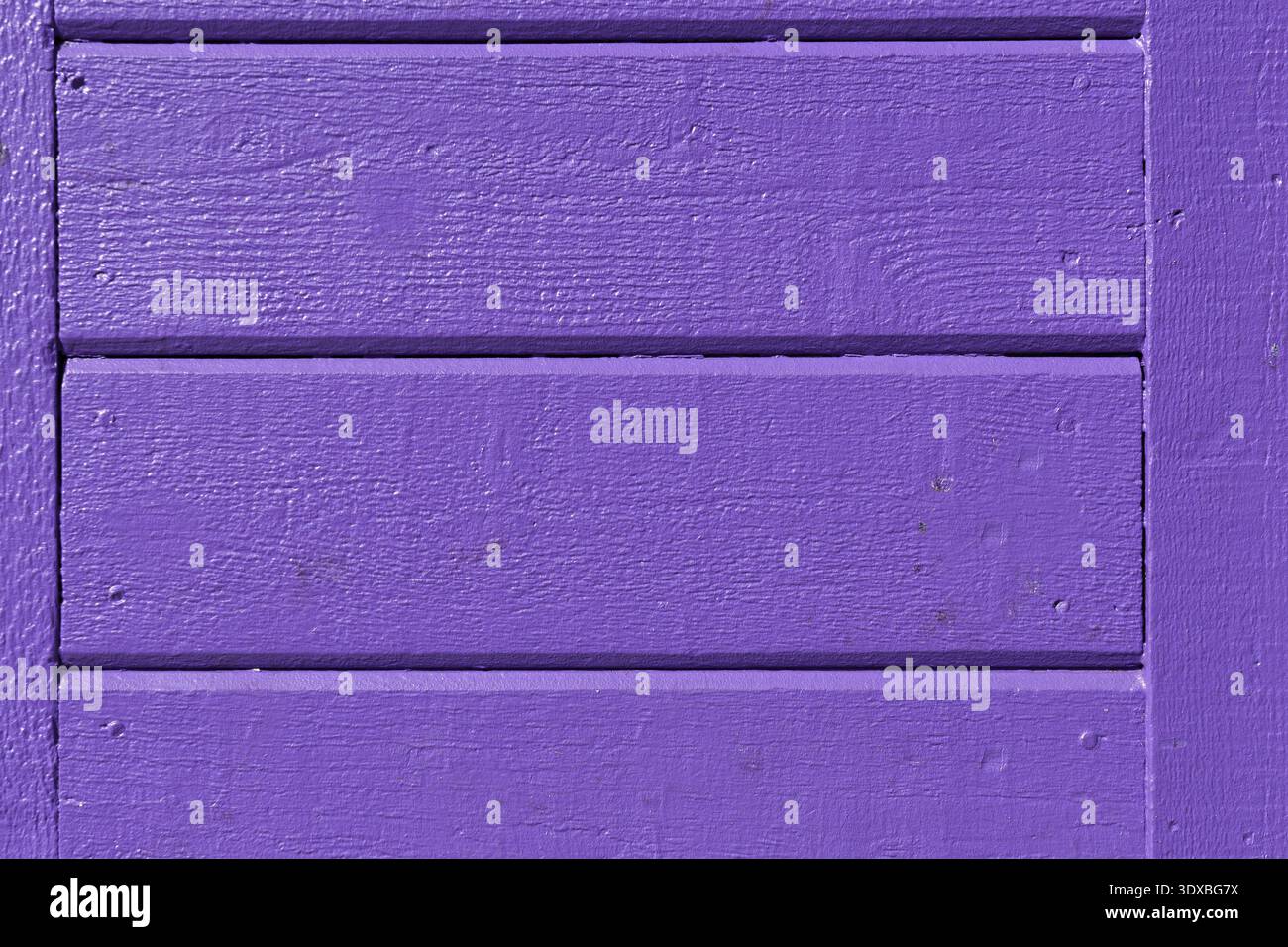 Pannello in legno viola con pannelli verniciati e dettagli della superficie ruvida. Foto Stock