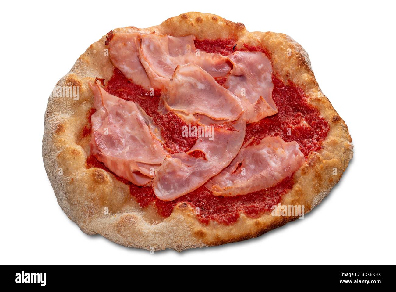 Pizza con fette di prosciutto e salsa di pomodoro isolata su bianco con percorso di ritaglio incluso Foto Stock
