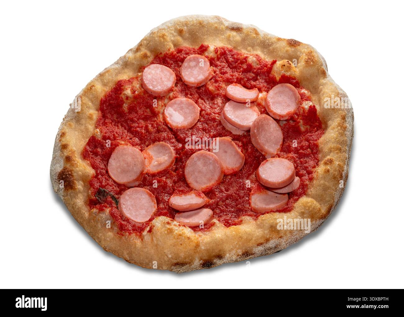 Pizza con salsa di pomodoro e salsiccia frankfurter. Pizza Würstel fette isolate su bianco con percorso di ritaglio. Foto Stock