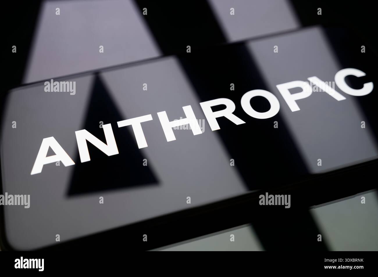 PARIGI, FRANCIA - 26 FEBBRAIO 2026: Logo antropico sullo schermo di uno smartphone posizionato su una superficie riflettente. Branding e design high-tech. Foto Stock