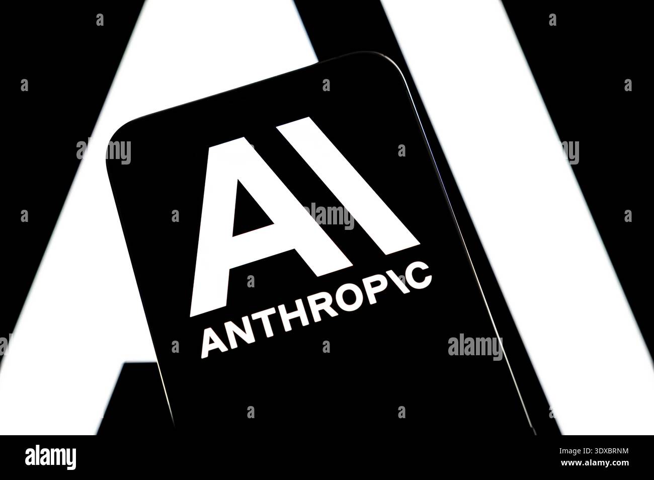 PARIGI, FRANCIA - 26 FEBBRAIO 2026: Smartphone con il logo del marchio Antropico e il simbolo minimalista dell'intelligenza artificiale. Intelligenza artificiale. Foto Stock