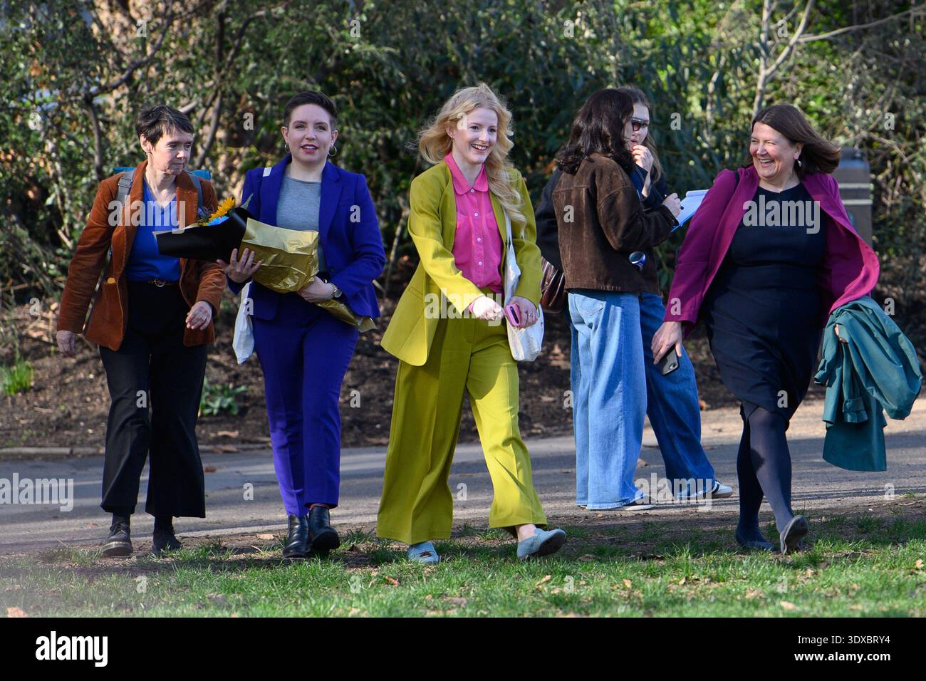 Londra, Regno Unito. 2 marzo 2026. Carla Denyer (seconda sinistra), Hannah Spencer e Ellie Chowns al Victoria Tower Gardens, Londra, Inghilterra, Regno Unito lunedì 2 marzo 2026, mentre Hannah Spencer viene svelata come il nuovo deputato del Partito Verde dopo aver vinto le elezioni suppletive di Gorton e Denton a Manchester dopo le dimissioni del deputato laburista Andrew Gwynne. Credito: Justin ng/Alamy Live News. Foto Stock
