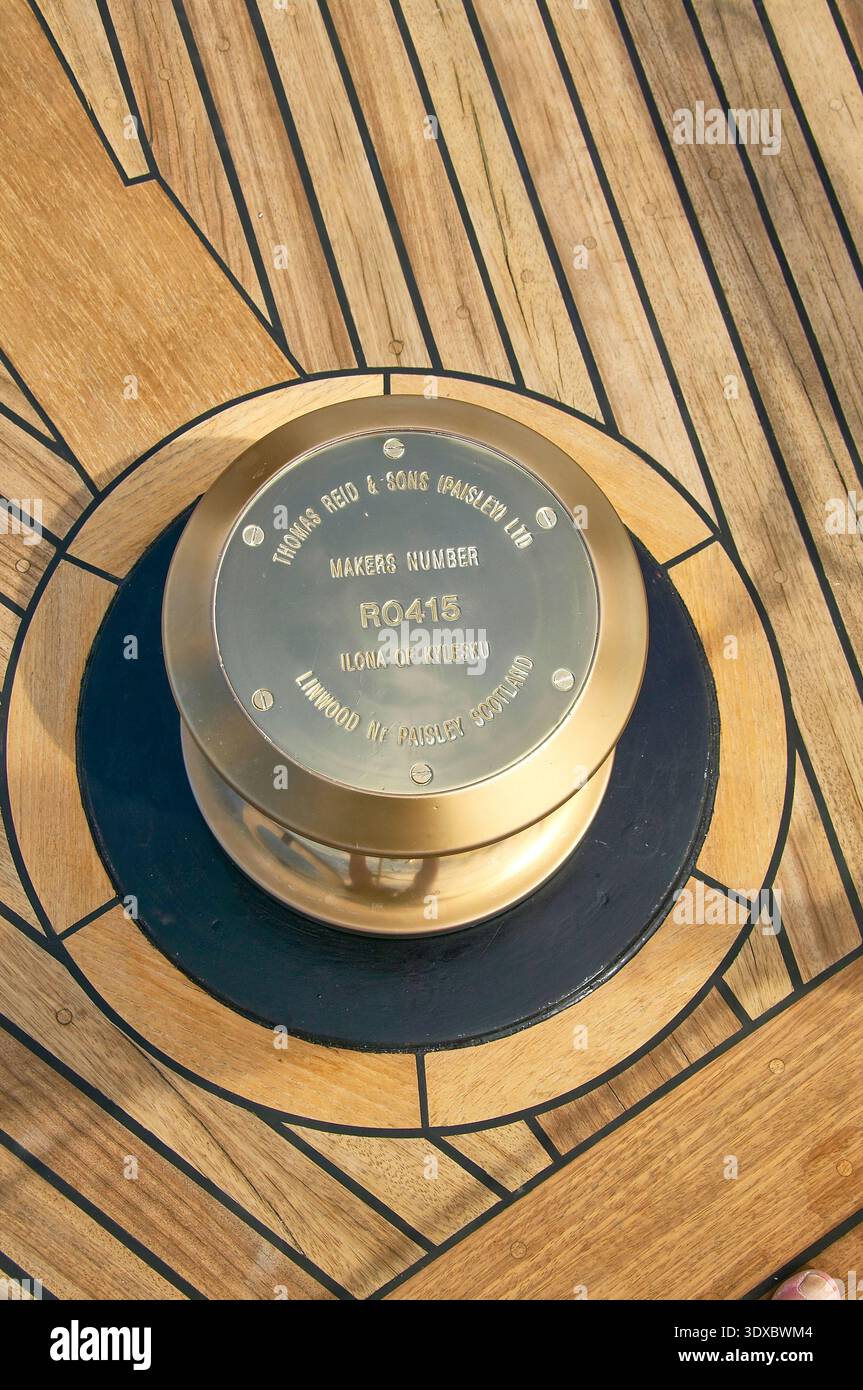 Verricello in ottone sul ponte delle barche in teak con dettagli in metallo nautico e inserti decorativi Foto Stock