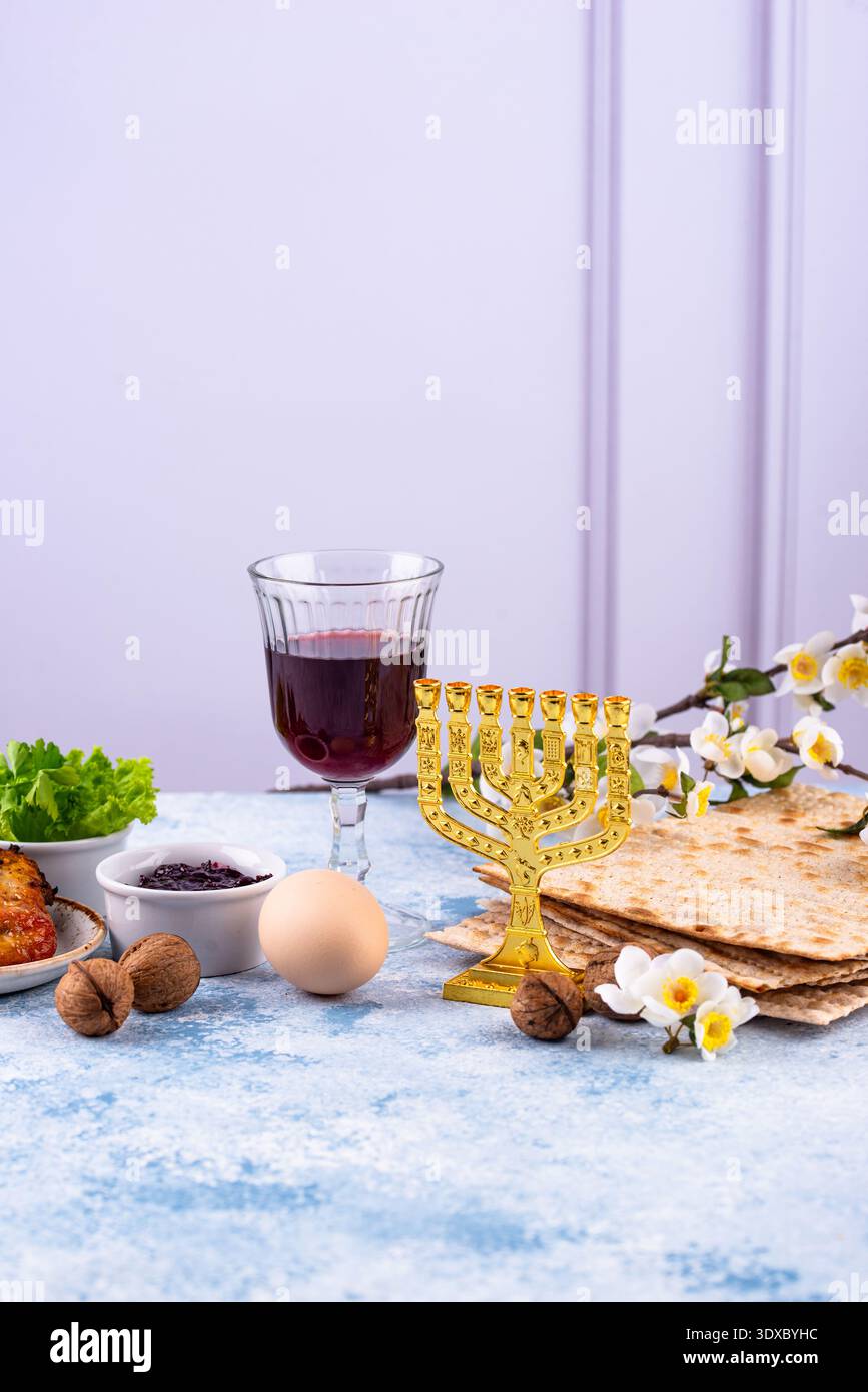 Tradizionale piatto di sidro pasquale con cibi simbolici. Simbolo della festa ebraica Pesah. Foto Stock