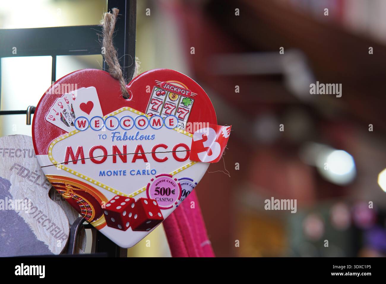 Ornamento rosso a forma di cuore con benvenuto al favoloso tema del casinò di Monte Carlo, dadi e carte nel negozio di Monaco. Monte Carlo, Monaco Foto Stock